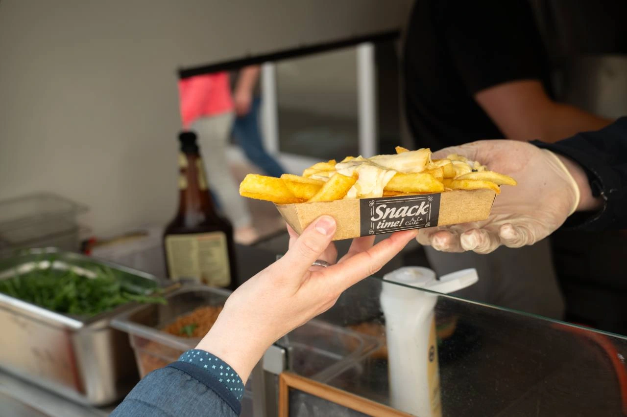 Raclette-Pommes werden am Foodtruck übergeben
