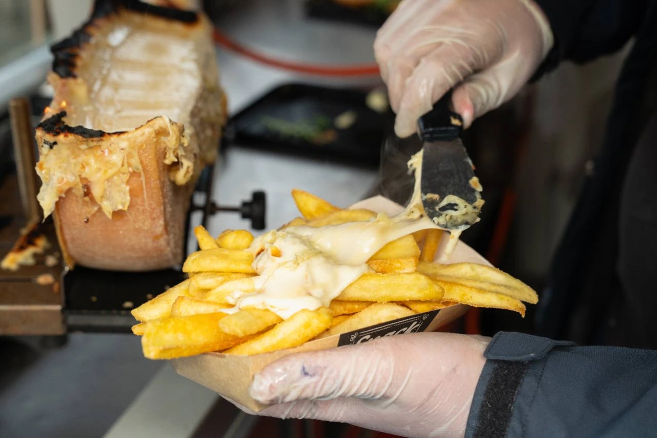 Pommes mit frisch geschmolzenem Raclettekäse