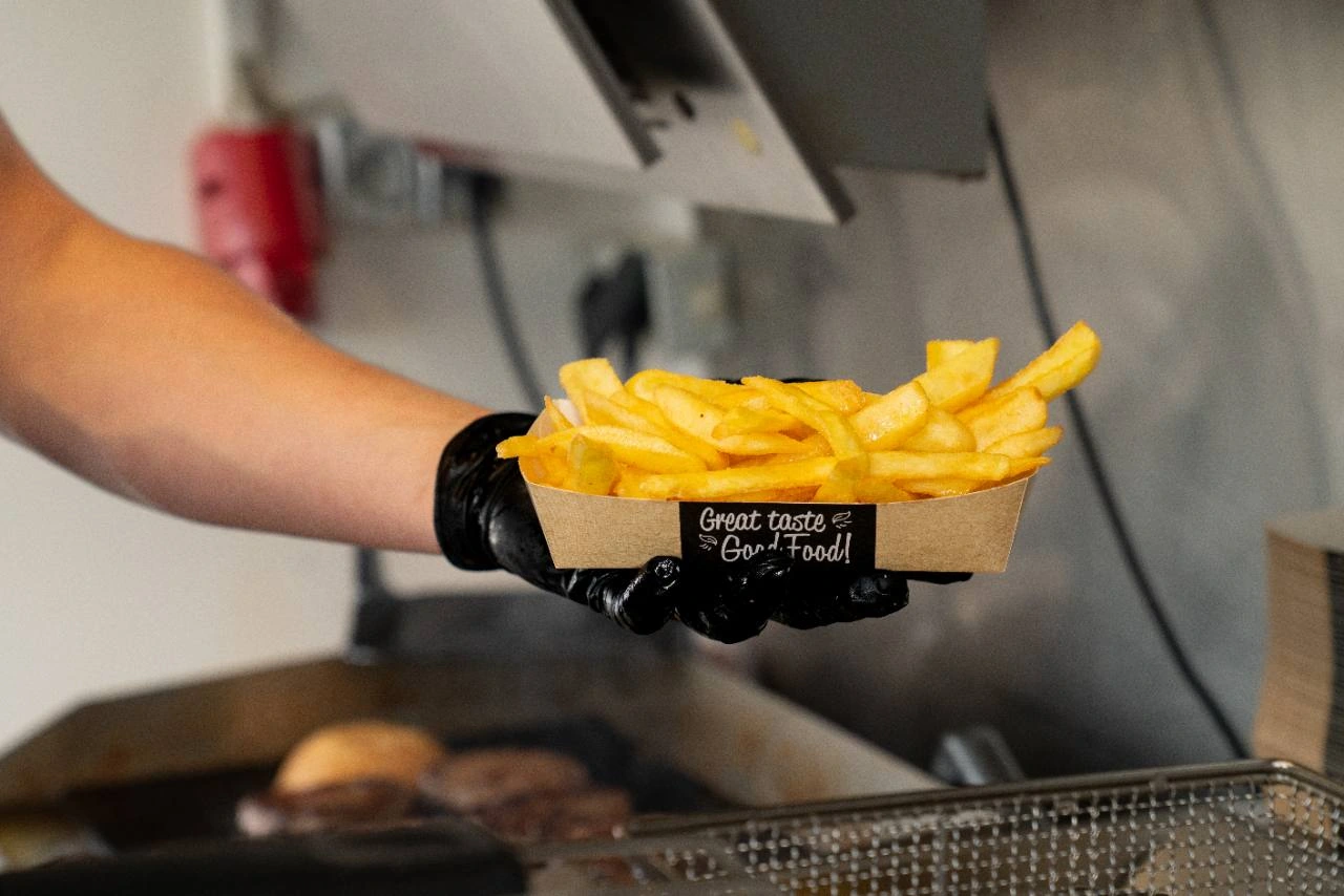 Frische Pommes werden am Foodtruck gereicht