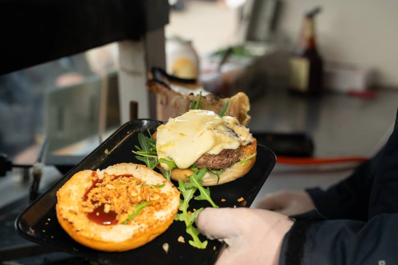Frisch geschmolzener Raclettekäse auf einem Burger