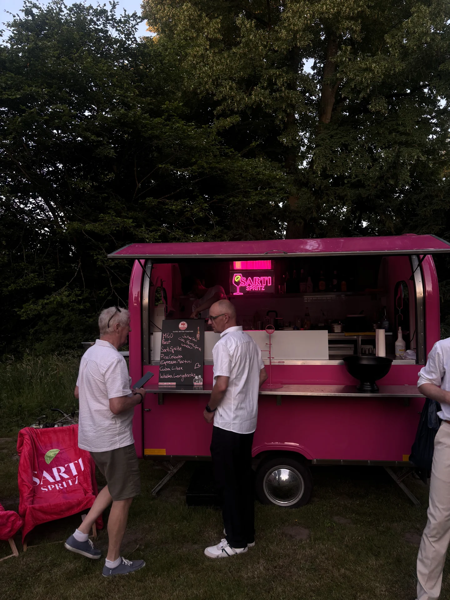 Mobile pinke Pizza-Ape bei einer Veranstaltung