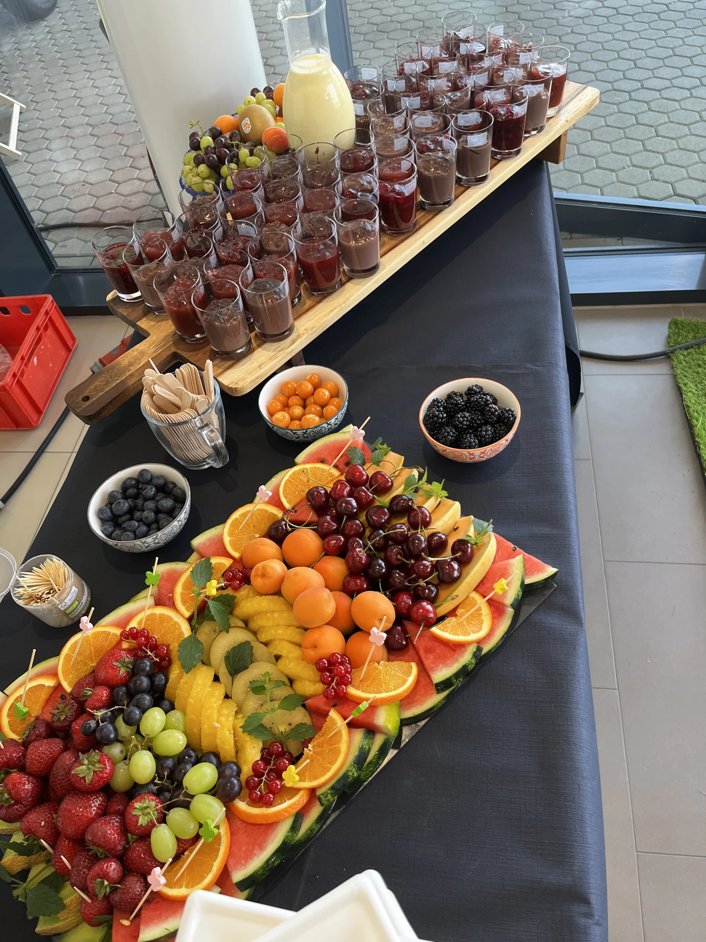 Dessertgläschen und Obst auf einer Cateringtafel