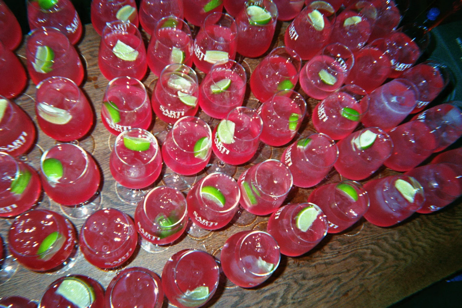 Frisch vorbereitete Cocktailgläser