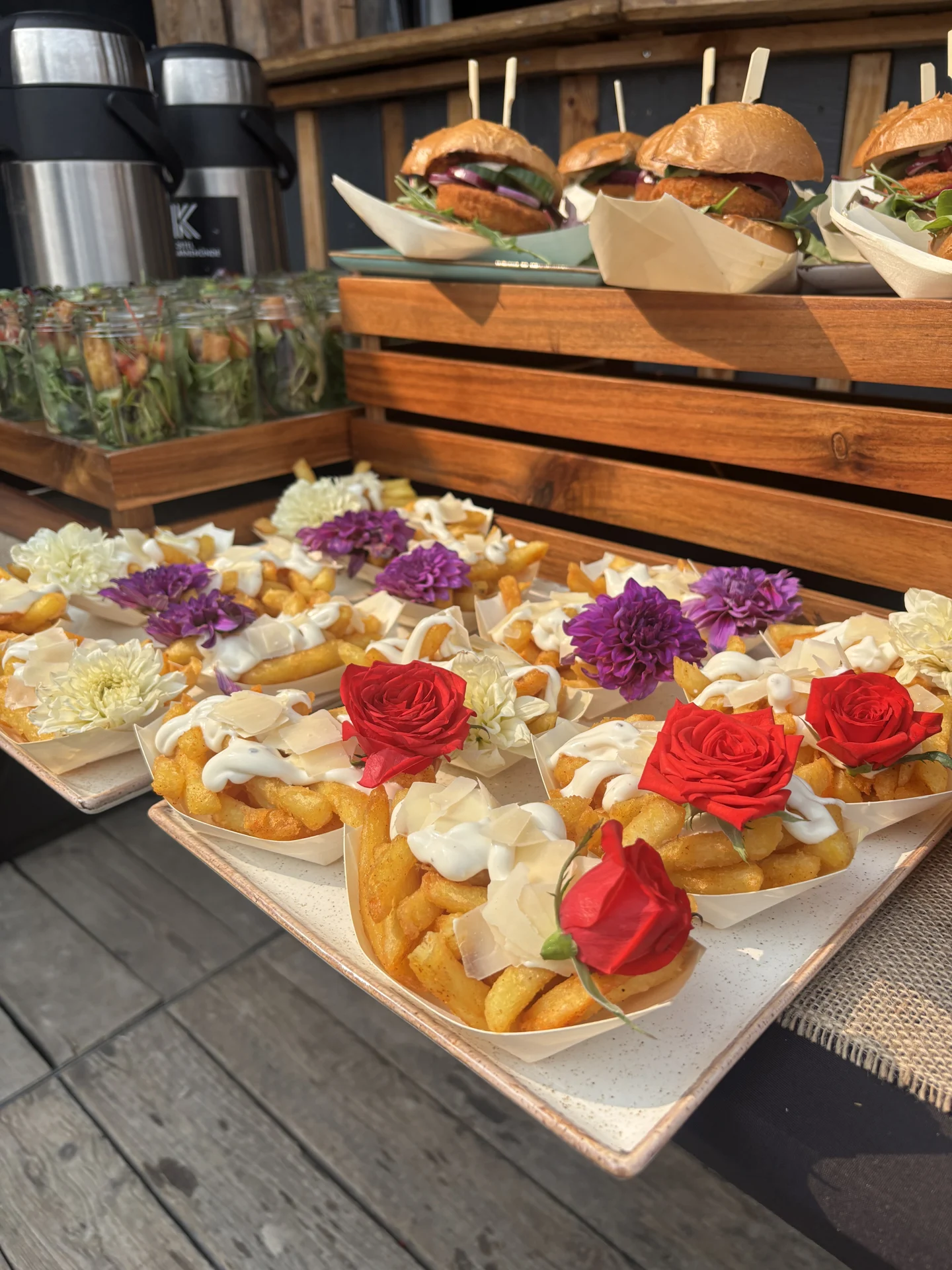 Fingerfood und kleine Burger auf einem Cateringbuffet