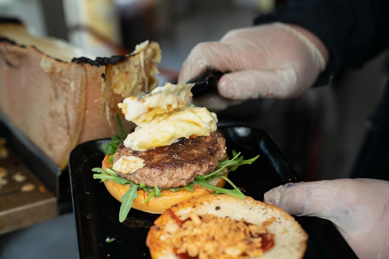Raclette-Burger bei der Zubereitung