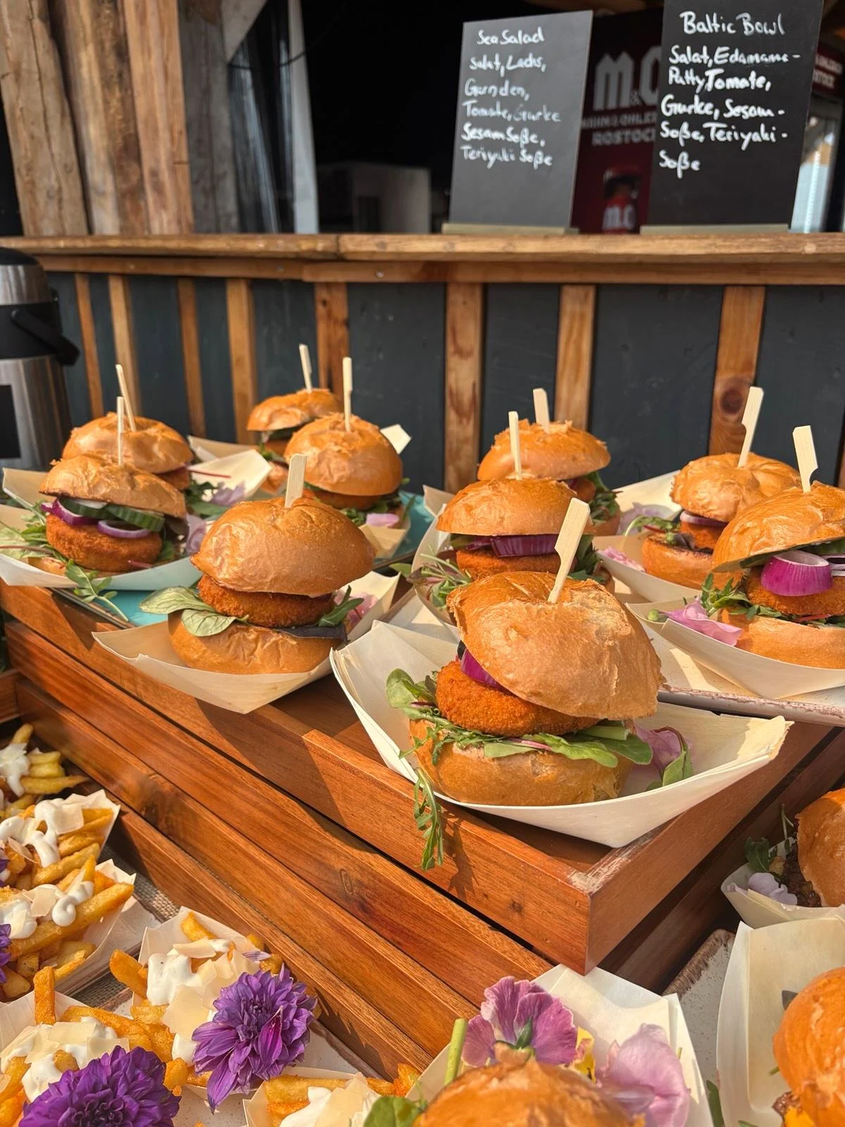 Burger und Fingerfood auf einer Cateringtafel